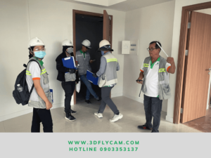 Nhân viên Bách Việt đang đo căn hộ chung cư tại Đồng Nai